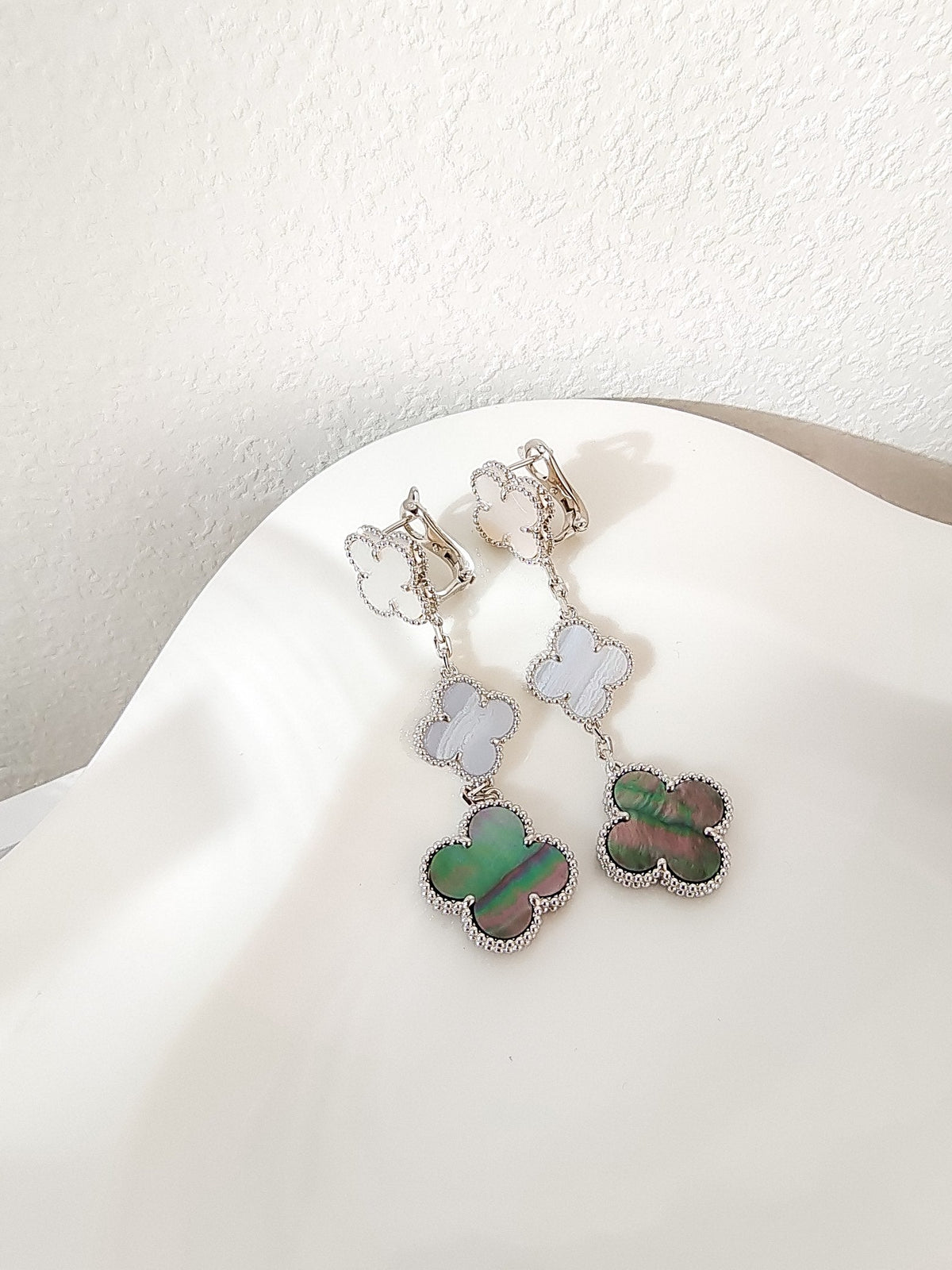 [Spark]CLOVER 3 MOTIFS CHALCEDONY DARK MOP SILVER EARRINGS
