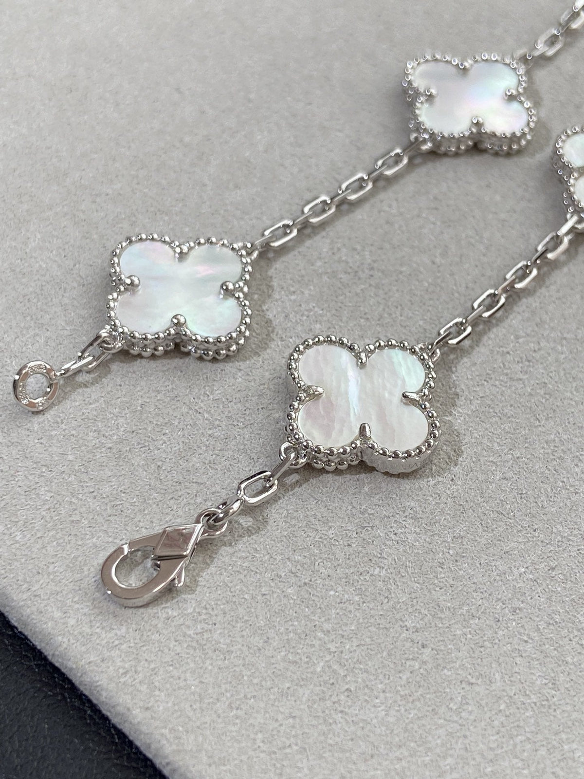 [Spark]CLOVER WHITE PEARL MOP 5 MOTIF BRACELET COLLECTION