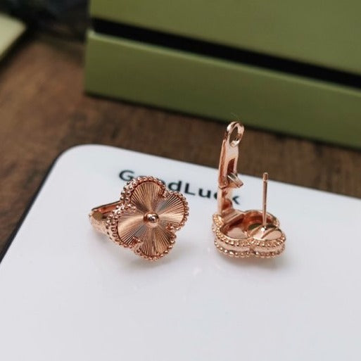[⭐Aura]CLOVER MEDIUM STUD EARRINGS