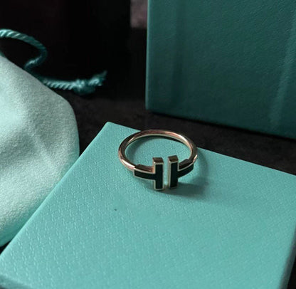 [Spark Jewels]T SMALL ONYX PINK GOLD RING