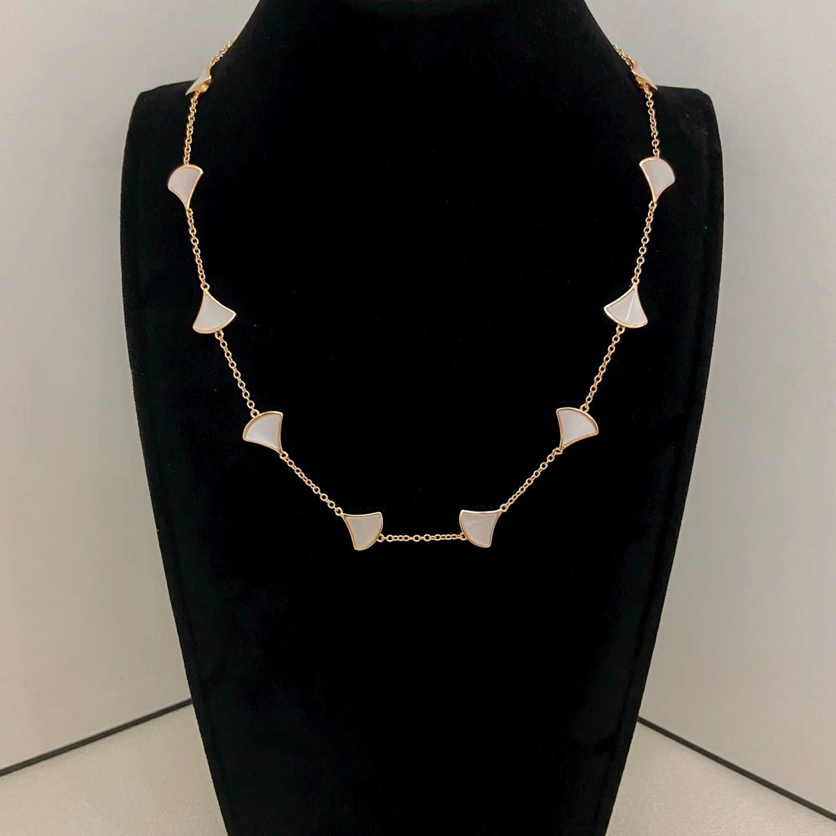 [⭐Spark]NEW ARRIVAL: TEN-FLOWER DRESS AND GOLD NECKLACE