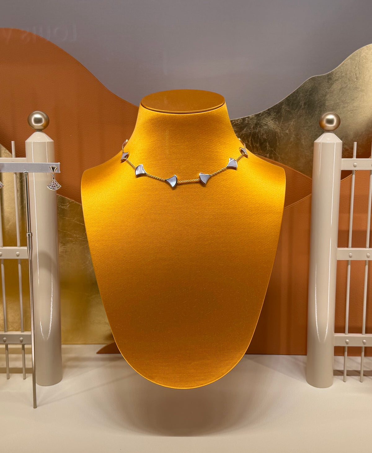 [⭐Spark]NEW ARRIVAL: TEN-FLOWER DRESS AND GOLD NECKLACE