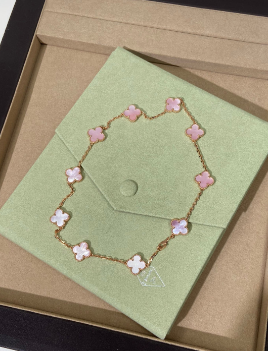 [⭐Aura Jewellery] Pink Necklace with Ten Clover Designs