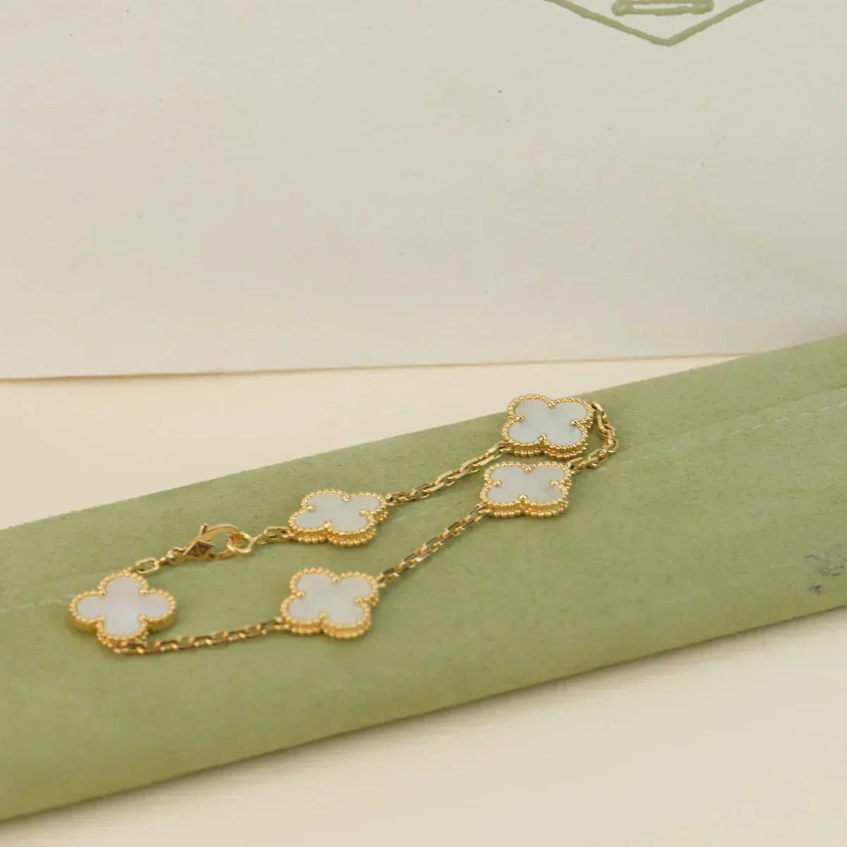 [Spark]CLOVER WHITE PEARL MOP 5 MOTIF BRACELET COLLECTION