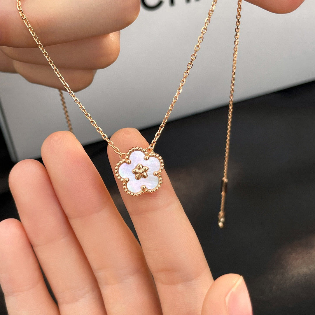 [⭐Spark]Spark  WHITE MOP  PLUM BLOSSOM NECKLACE