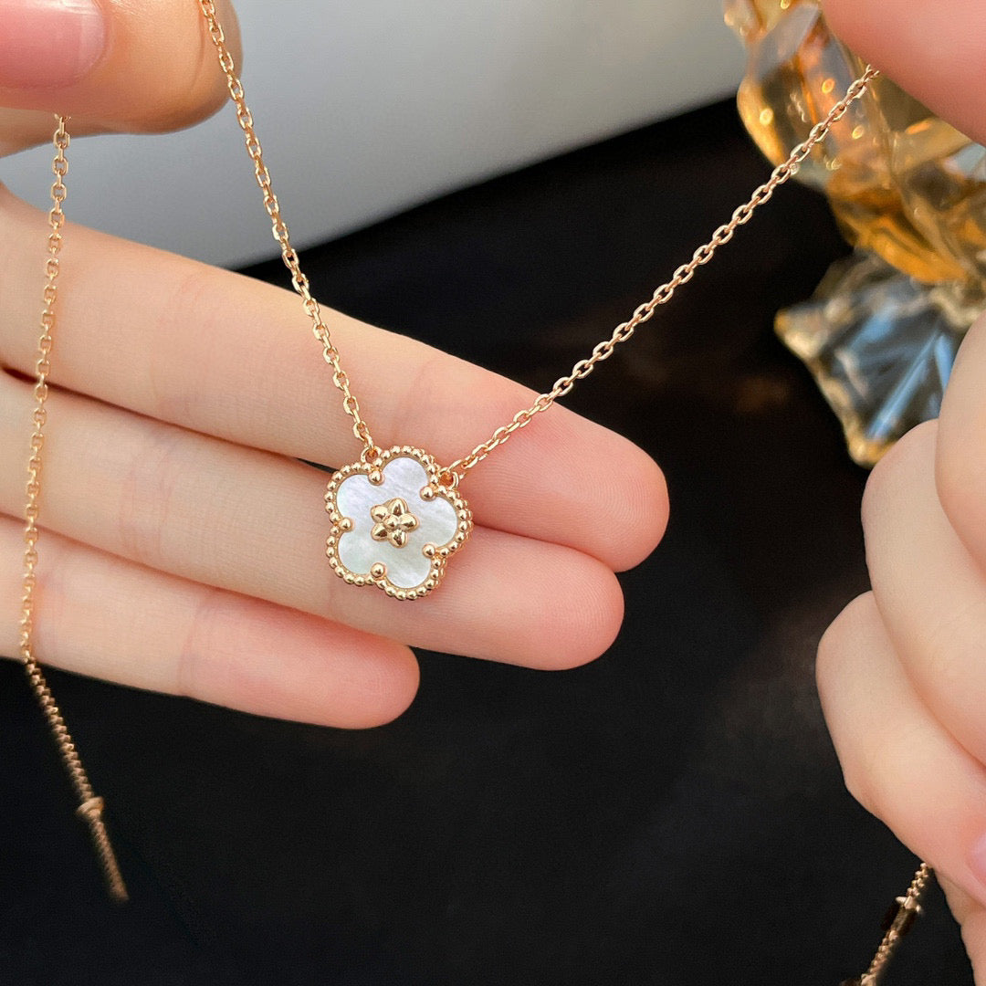 [⭐Spark]Spark  WHITE MOP  PLUM BLOSSOM NECKLACE