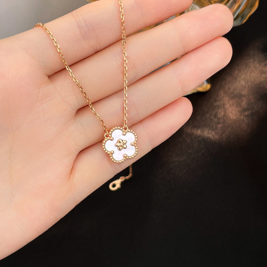 [⭐Spark]Spark  WHITE MOP  PLUM BLOSSOM NECKLACE