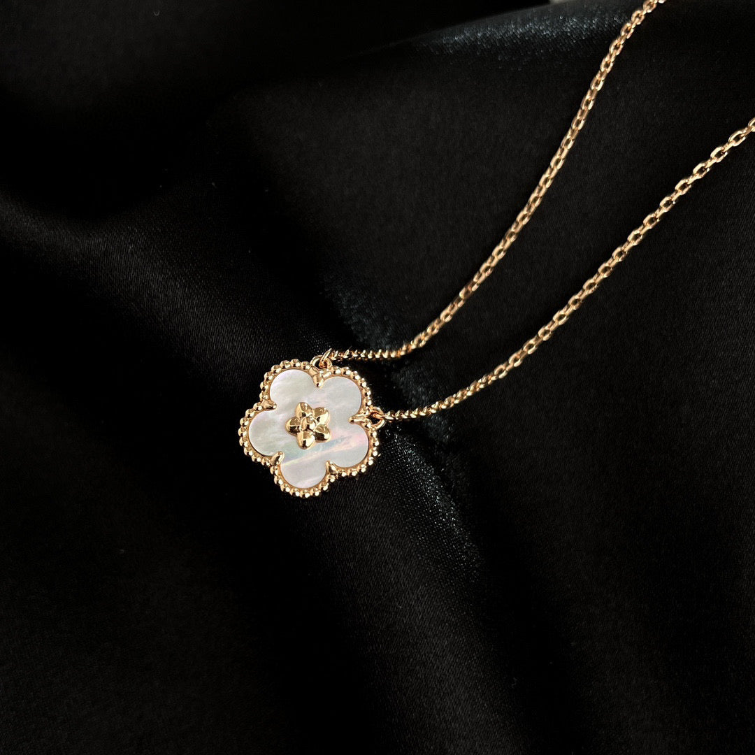 [⭐Spark]Spark  WHITE MOP  PLUM BLOSSOM NECKLACE