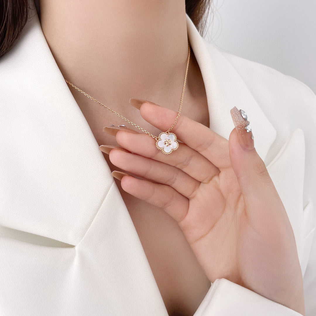 [⭐Spark]Spark  WHITE MOP  PLUM BLOSSOM NECKLACE