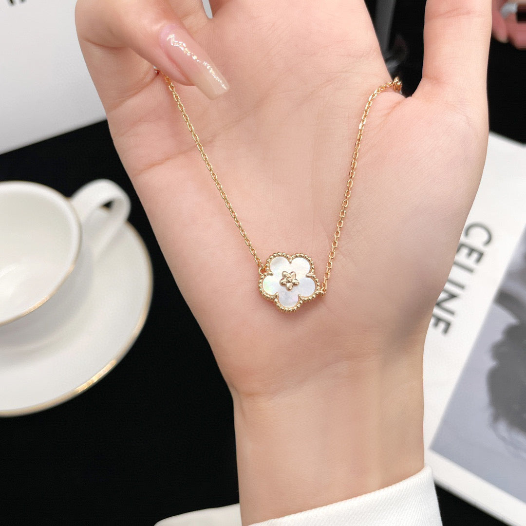 [⭐Spark]Spark  WHITE MOP  PLUM BLOSSOM NECKLACE