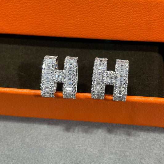 [⭐Aura]H STUD EARRINGS WITH SILVER DIAMONDS